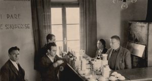 Fotografi nga momenti i pirjes së kafes para fillimit të punës!