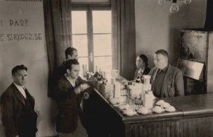 Fotografi nga momenti i pirjes së kafes para fillimit të punës!