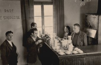 Fotografi nga momenti i pirjes së kafes para fillimit të punës!