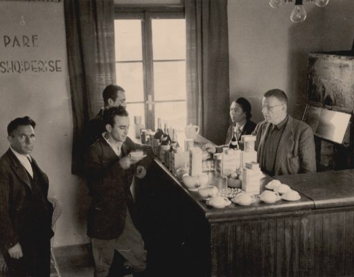 Fotografi nga momenti i pirjes së kafes para fillimit të punës!