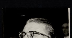 Enver Hoxha më 1971: “Ç’kërkon drejtori i shkollës me këmishë të pisët të kujdeset për fëmijët?” – Fjalimi i pazakontë mbi fshatin shqiptar