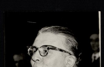 Enver Hoxha më 1971: “Ç’kërkon drejtori i shkollës me këmishë të pisët të kujdeset për fëmijët?” – Fjalimi i pazakontë mbi fshatin shqiptar