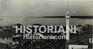 Darka në Shkodër” – Kur Enver Hoxha bënte humor, propagandë dhe analizë urbane në të njëjtën tryezë