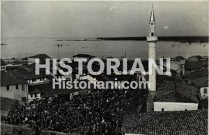 Darka në Shkodër” – Kur Enver Hoxha bënte humor, propagandë dhe analizë urbane në të njëjtën tryezë