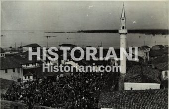 Darka në Shkodër” – Kur Enver Hoxha bënte humor, propagandë dhe analizë urbane në të njëjtën tryezë